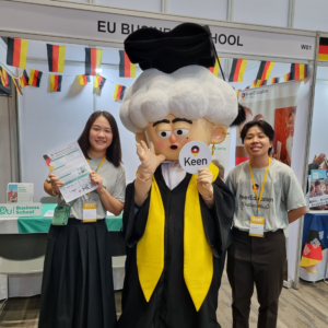 Student Germany Study Bachelor Germany Study Master Germany Learn German German Education Study in Germany Keen Education German Universities University Germany Study Berlin Master Study Germany Berlin OCSC International Education Expo 2024 OCSC EXPO keeneducation เรียนต่อเยอรมนี เรียนต่อเยอรมัน เรียนต่อต่างประเทศ เรียนต่อนอก OCSCEXPO OCSCEXPO2024 งานเรียนต่อต่างประเทศ งานมหกรรมการศึกษาต่อต่างประเทศ ภาพบรรยากาศส่วนหนึ่งในงานมหกรรมการศึกษาต่อต่างประเทศที่ใหญ่ที่สุดในไทย ครั้งที่ 19 เมื่อวันที่ 26 - 27 ตุลาคม 2567 ณ ชั้น 5 รอยัล พารากอน ฮอลล์ ที่ผ่านมา บรรยากาศคึกคักมาก มีคนให้ความสนใจเข้ามาโซนบูธเรียนต่อเยอรมนีกันเยอะเลย พี่ ๆ คีน เอ็ดดูเคชั่น ยินดีและดีใจมาก ๆ ค่ะ ที่ได้เป็นส่วนหนึ่งในการช่วยให้ข้อมูลด้านการเรียนต่อประเทศเยอรมนี และที่จะไม่พูดถึงไม่ได้เลยก็คือมหาวิทยาลัยชั้นนำในเยอรมนีทั้ง 6 สถาบัน ที่มาเข้าร่วมออกบูธในงานด้วย ต้องขอขอบคุณที่ได้ไว้วางใจให้ คีน เอ็ดดูเคชั่น ตัวแทนอย่างเป็นทางการในไทย ได้ไปช่วยเจ้าหน้าที่จากมหาวิทยาลัยออกบูธ ร่วมให้ข้อมูลการเรียนต่อเยอรมนีกับทุกคนค่ะ Munich Business School (MBS) SRH Universities EU Business School University of Europe for Applied Sciences (UE) Constructor University TUHH Hamburg University of Technology - NIT Northern Institute of Technology Management หากสนใจหรืออยากสอบถามรายละเอียดเพิ่มเติมกับทั้ง 6 สถาบัน สามารถสอบถามรายละเอียดหรือสมัครเรียนกับคีนได้ทันที่ โดยไม่มีค่าบริการเอเจนซี่! เนื่องจากเราเป็นตัวแทนกับมหาวิทยาลัยโดยตรงค่ะ ทักเลย! หากใครสนใจเรียนต่อที่ประเทศเยอรมนี ทักมาคุยกับคีนได้เลย! เรียนต่อปริญญาตรี, โท เรียน Studienkolleg เรียนภาษาเยอรมันที่เยอรมนี เรียนภาษาเพื่อเรียนต่อสายอาชีพ Keen Education เป็นตัวแทน Official Partner กับมหาวิทยาลัยและสถาบันภาษาในเยอรมนีมากที่สุดในไทย กว่า 30+ สถาบันชั้นนำทั่วเยอรมัน คีนสามารถดูแลช่วยเหลือ วางแผนการเรียน ทำการสมัคร ประสานงาน และเตรียมเอกสารวีซ่า ให้คำปรึกษาได้ ฟรี!! (ไม่มีค่าบริการเอเจนซี่) ทีมงานของเรายินดี และพร้อมให้บริการค่ะ คีนจะช่วยให้การมาเรียนต่อที่เยอรมนีของนักเรียนนั้นง่ายและตอบโจทย์ที่สุด เพราะเราเข้าใจดีว่านักเรียนแต่ละคนมีความต้องการและพื้นฐานที่ไม่เหมือนกัน ดังนั้นทุกการให้คำปรึกษาและบริการจึงเต็มไปด้วยความใส่ใจในทุกรายละเอียดจากทีมผู้เชี่ยวชาญ คีน เอ็ดดูเคชั่น เป็นตัวแทนในไทยอย่างเป็นทางการ เราสามารถดูแลช่วยเหลือ วางแผนการเรียน ทำการสมัคร ประสานงาน เตรียมเอกสารวีซ่า และเตรียมตัวก่อนบินไปเยอรมนี ให้ได้ฟรี!! (ไม่มีค่าบริการเอเจนซี่เลยค่ะ) โปร่งใส จริงใจ และมืออาชีพ ทีมงานของเรายินดี และพร้อมให้บริการค่ะ อยากรู้เรื่องการเรียนในเยอรมนี ถามเราได้เลย: สามารถติดต่อได้ทุกช่องทาง สะดวกและรวดเร็ว คุยกันได้ อยากได้ข้อมูลอะไรในเยอรมนี คีน เอ็ดดูเคชั่น จัดให้!! ปรึกษาฟรี แถมบริการฟรีด้วยจ้า รีวิวนักเรียนคีน คีนออกบูธ งานอีเว้นท์ งานเรียนต่อต่างประเทศ งานเรียนต่อนอก keen education ประเทศเยอรมนี เรียนต่อเยอรมนีกับคีน เอ็ดดูเคชั่น keen germany german เอเจนซี่เรียนต่อเยอรมัน เรียนต่อเยอรมนี เรียนต่อเยอรมัน เรียนต่อต่างประเทศ เรียนต่อนอก ปรึกษาฟรี ไม่มีค่าบริการเอเจนซี่