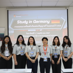 Student Germany Study Bachelor Germany Study Master Germany Learn German German Education Study in Germany Keen Education German Universities University Germany Study Berlin Master Study Germany Berlin รวมภาพบรรยากาศงานแนะแนวเตรียมตัวเรียนต่อปริญญาตรี ในเยอรมนี ปี 2025 เมื่อวันอาทิตย์ที่ผ่านมา คีน เอ็ดดูเคชั่น เราได้จัดงานแนะแนวเตรียมตัวเรียนต่อปริญญาตรี ในเยอรมนี ขึ้น เพื่อต้องการช่วยแนะแนวเจาะลึกเส้นทางเรียนต่อระดับปริญญาตรี สำหรับน้อง ๆ และผู้ปกครอง ที่สนใจและต้องการวางแผนไปเรียนต่อปริญญาตรีที่ประเทศเยอรมนี วันอาทิตย์ที่ 17 พฤศจิกายน 2567 เวลา 09.30 น. - 16.30 น. (แบ่งเป็นรอบเช้า-บ่าย) ณ ชั้น 11 ศูนย์ประชุมบางกอกกรุ๊ป อาคารวรรณสรณ์ โดยบรรยากาศภายในงานอบอุ่นและเต็มไปด้วยเนื้อหาสาระ ร่วมด้วย สถาบันเกอเธ่ ประเทศไทย ที่มาช่วยให้ข้อมูลทั้งคอร์สเรียนภาษาเยอรมันและการสอบในไทย Keaes Academics คีเอส ติวอินเตอร์ มาช่วยให้ข้อมูลสำหรับนักเรียน เรียนโรงเรียนนานาชาติ หรือนักเรียนที่ต้องการติว และสอบ A-Level, IB หรือ AP และผู้ปกครองที่มาช่วยแชร์ประสบการณ์และคำแนะนำส่งลูก/หลาน เรียนต่อเยอรมนี - ทางคีน เอ็ดดูเคชั่น ต้องขอขอบคุณทุกท่านอย่างยิ่ง ที่มาร่วมให้ข้อมูลค่ะ ขอขอบคุณผู้เข้าร่วมงานทุกท่านที่สนใจลงทะเบียนมาเข้าร่วมงาน หวังว่างานนี้จะช่วยเป็นประโยชน์ให้กับทุกคนนะคะ หรือหากต้องการรายละเอียดหรือปรึกษาเพิ่มเติม สามารถทักมาสอบถามรายละเอียดเพิ่มเติมได้เลย คีน เอ็ดดูเคชั่น เป็นตัวแทนในไทยอย่างเป็นทางการ เราสามารถดูแลช่วยเหลือ วางแผนการเรียน ทำการสมัคร ประสานงาน เตรียมเอกสารวีซ่า และเตรียมตัวก่อนบินไปเยอรมนี ให้ได้ฟรี!! (ไม่มีค่าบริการเอเจนซี่เลยค่ะ) โปร่งใส จริงใจ และมืออาชีพ ทีมงานของเรายินดี และพร้อมให้บริการค่ะ อยากรู้เรื่องการเรียนในเยอรมนี ถามเราได้เลย: สามารถติดต่อได้ทุกช่องทาง สะดวกและรวดเร็ว คุยกันได้ อยากได้ข้อมูลอะไรในเยอรมนี คีน เอ็ดดูเคชั่น จัดให้!! ปรึกษาฟรี แถมบริการฟรีด้วยจ้า รีวิวนักเรียนคีน คีนออกบูธ งานอีเว้นท์ งานเรียนต่อต่างประเทศ งานเรียนต่อนอก keen education ประเทศเยอรมนี เรียนต่อเยอรมนีกับคีน เอ็ดดูเคชั่น keen germany german เอเจนซี่เรียนต่อเยอรมัน เรียนต่อเยอรมนี เรียนต่อเยอรมัน เรียนต่อต่างประเทศ เรียนต่อนอก ปรึกษาฟรี ไม่มีค่าบริการเอเจนซี่