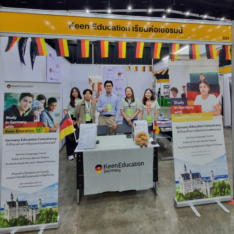 Student Germany Study Bachelor Germany Study Master Germany Learn German German Education Study in Germany Keen Education German Universities University Germany Study Munich Master Study Germany Berlin คีนรวมภาพบรรยากาศงาน Dek-D’s Study Abroad Fair 2025 คีน เอ็ดดูเคชั่น ร่วมออกบูธในงานแฟร์เรียนต่อต่างประเทศ Dek-D’s Study Abroad Fair 2025 เรารวมภาพบรรยากาศภายในงานส่วนหนึ่งมาฝากให้กับทุกคนค่ะ เมื่อวันที่ 26-27 เมษายน ที่ผ่านมา ณ ไบเทค บางนา งานนี้ก็เช่นเคยเลยค่ะ มีน้อง ๆ และผู้ปกครอง ให้ความสนใจเข้ามาปรึกษา และสอบถามข้อมูลการไปเรียนต่อที่ประเทศเยอรมนีกันที่บูธเป็นจำนวนมากทั้ง 2 วัน ทุกคนน่ารักกันมาก ๆ เรายินดีและพร้อมสำหรับการให้ข้อมูลกับทุกคนมาก ๆ ค่ะ ขอบคุณที่เข้ามาคุยกันน้า หวังว่าข้อมูลที่ได้รับจะเป็นประโยชน์หรือแรงบันดาลใจให้กับทุกคนสนใจไปเรียนต่อเยอรมนีกันไม่มากก็น้อยนะคะ สำหรับใครไปคุยกับเราในงานแล้วมีคำถามเพิ่มเติม สามารถทักหรือโทรเข้ามาคุยกับพี่ ๆ คีนได้เลยค่ะ เรียนต่อปริญญาตรี, ปริญญาโท เรียน Studienkolleg (STK) เรียนภาษาเยอรมันที่เยอรมนี เรียนภาษาเพื่อเรียนต่อสายอาชีพ Keen Education ที่ปรึกษาด้านการเรียนต่อที่ประเทศเยอรมนีโดยเฉพาะ และเป็นหนึ่งเดียวในประเทศไทย ที่เป็นตัวแทน Official Partner กับทางมหาวิทยาลัย และสถาบันภาษาในเยอรมนีมากที่สุด รวมแล้วมากกว่า 30+ สถาบันชั้นนำ ทั่วประเทศเยอรมนี พี่ ๆ คีน เราพร้อมแชร์ประสบการณ์ตรง จริงใจ โปร่งใสเรื่องราคา และทุกขั้นตอนการสมัคร เราไม่ได้แค่ช่วยหาที่เรียนให้ แต่ต้องเป็นที่เรียนที่ตอบโจทย์กับนักเรียนมากที่สุด เพราะเราเข้าใจดีว่านักเรียนแต่คนมีพื้นฐานที่แตกต่างกัน คีนสามารถให้คำปรึกษา ดูแลช่วยเหลือ วางแผนการเรียน ทำการสมัคร ประสานงาน การเตรียมเอกสารวีซ่า และเตรียมตัวก่อนบินไปเยอรมนี ได้ฟรี!! (ไม่มีค่าบริการเอเจนซี่) ทีมงานของเรายินดี และพร้อมให้บริการค่ะ เราเป็นเอเจนซี่หนึ่งเดียวในไทย ที่เป็นตัวแทน Official Partner กับมหาวิทยาลัย และสถาบันภาษาในเยอรมนีมากที่สุด มากกว่า 30+ สถาบันชั้นนำทั่วเยอรมัน คีนสามารถให้คำปรึกษา ดูแลช่วยเหลือ วางแผนการเรียน ทำการสมัคร ประสานงาน การเตรียมเอกสารวีซ่า และเตรียมตัวก่อนบินไปเยอรมนี ได้ฟรี!! (ไม่มีค่าบริการเอเจนซี่) ทีมงานของเรายินดี และพร้อมให้บริการค่ะ รีวิวนักเรียนของเรา คีน เอ็ดดูเคชั่น ทำไมนักเรียนไทยต้องเรียน Studienkolleg? พร้อมแนะนำสถาบันสอน Studienkolleg (ดำเนินการผ่านคีนฟรี!!) คีน เอ็ดดูเคชั่น เป็นตัวแทนในไทยอย่างเป็นทางการ เราสามารถดูแลช่วยเหลือ วางแผนการเรียน ทำการสมัคร ประสานงาน เตรียมเอกสารวีซ่า และเตรียมตัวก่อนบินไปเยอรมนี ให้ได้ฟรี!! (ไม่มีค่าบริการเอเจนซี่เลยค่ะ) โปร่งใส จริงใจ และมืออาชีพ ทีมงานของเรายินดี และพร้อมให้บริการค่ะ อยากรู้เรื่องการเรียนในเยอรมนี ถามเราได้เลย: สามารถติดต่อได้ทุกช่องทาง สะดวกและรวดเร็ว คุยกันได้ อยากได้ข้อมูลอะไรในเยอรมนี คีน เอ็ดดูเคชั่น จัดให้!! ปรึกษาฟรี แถมบริการฟรีด้วยจ้า รีวิวนักเรียนคีน คีนออกบูธ งานอีเว้นท์ งานเรียนต่อต่างประเทศ งานเรียนต่อนอก keen education ประเทศเยอรมนี เรียนต่อเยอรมนีกับคีน เอ็ดดูเคชั่น keen germany german เอเจนซี่เรียนต่อเยอรมัน เรียนต่อเยอรมนี เรียนต่อเยอรมัน เรียนต่อต่างประเทศ เรียนต่อนอก ปรึกษาฟรี ไม่มีค่าบริการเอเจนซี่
