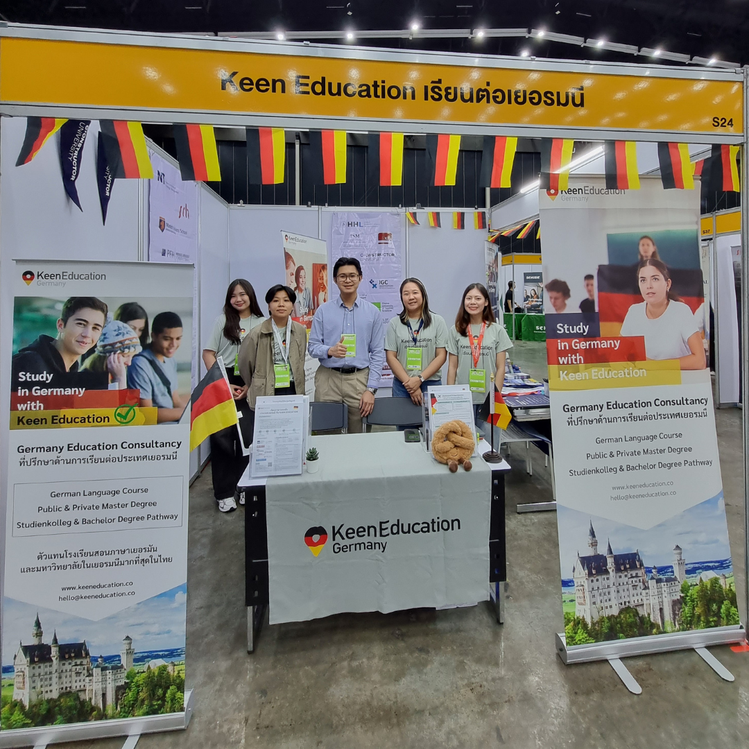 Student Germany Study Bachelor Germany Study Master Germany Learn German German Education Study in Germany Keen Education German Universities University Germany Study Munich Master Study Germany Berlin คีนรวมภาพบรรยากาศงาน Dek-D’s Study Abroad Fair 2025 คีน เอ็ดดูเคชั่น ร่วมออกบูธในงานแฟร์เรียนต่อต่างประเทศ Dek-D’s Study Abroad Fair 2025 เรารวมภาพบรรยากาศภายในงานส่วนหนึ่งมาฝากให้กับทุกคนค่ะ เมื่อวันที่ 26-27 เมษายน ที่ผ่านมา ณ ไบเทค บางนา งานนี้ก็เช่นเคยเลยค่ะ มีน้อง ๆ และผู้ปกครอง ให้ความสนใจเข้ามาปรึกษา และสอบถามข้อมูลการไปเรียนต่อที่ประเทศเยอรมนีกันที่บูธเป็นจำนวนมากทั้ง 2 วัน ทุกคนน่ารักกันมาก ๆ เรายินดีและพร้อมสำหรับการให้ข้อมูลกับทุกคนมาก ๆ ค่ะ ขอบคุณที่เข้ามาคุยกันน้า หวังว่าข้อมูลที่ได้รับจะเป็นประโยชน์หรือแรงบันดาลใจให้กับทุกคนสนใจไปเรียนต่อเยอรมนีกันไม่มากก็น้อยนะคะ สำหรับใครไปคุยกับเราในงานแล้วมีคำถามเพิ่มเติม สามารถทักหรือโทรเข้ามาคุยกับพี่ ๆ คีนได้เลยค่ะ เรียนต่อปริญญาตรี, ปริญญาโท เรียน Studienkolleg (STK) เรียนภาษาเยอรมันที่เยอรมนี เรียนภาษาเพื่อเรียนต่อสายอาชีพ Keen Education ที่ปรึกษาด้านการเรียนต่อที่ประเทศเยอรมนีโดยเฉพาะ และเป็นหนึ่งเดียวในประเทศไทย ที่เป็นตัวแทน Official Partner กับทางมหาวิทยาลัย และสถาบันภาษาในเยอรมนีมากที่สุด รวมแล้วมากกว่า 30+ สถาบันชั้นนำ ทั่วประเทศเยอรมนี พี่ ๆ คีน เราพร้อมแชร์ประสบการณ์ตรง จริงใจ โปร่งใสเรื่องราคา และทุกขั้นตอนการสมัคร เราไม่ได้แค่ช่วยหาที่เรียนให้ แต่ต้องเป็นที่เรียนที่ตอบโจทย์กับนักเรียนมากที่สุด เพราะเราเข้าใจดีว่านักเรียนแต่คนมีพื้นฐานที่แตกต่างกัน คีนสามารถให้คำปรึกษา ดูแลช่วยเหลือ วางแผนการเรียน ทำการสมัคร ประสานงาน การเตรียมเอกสารวีซ่า และเตรียมตัวก่อนบินไปเยอรมนี ได้ฟรี!! (ไม่มีค่าบริการเอเจนซี่) ทีมงานของเรายินดี และพร้อมให้บริการค่ะ เราเป็นเอเจนซี่หนึ่งเดียวในไทย ที่เป็นตัวแทน Official Partner กับมหาวิทยาลัย และสถาบันภาษาในเยอรมนีมากที่สุด มากกว่า 30+ สถาบันชั้นนำทั่วเยอรมัน คีนสามารถให้คำปรึกษา ดูแลช่วยเหลือ วางแผนการเรียน ทำการสมัคร ประสานงาน การเตรียมเอกสารวีซ่า และเตรียมตัวก่อนบินไปเยอรมนี ได้ฟรี!! (ไม่มีค่าบริการเอเจนซี่) ทีมงานของเรายินดี และพร้อมให้บริการค่ะ รีวิวนักเรียนของเรา คีน เอ็ดดูเคชั่น ทำไมนักเรียนไทยต้องเรียน Studienkolleg? พร้อมแนะนำสถาบันสอน Studienkolleg (ดำเนินการผ่านคีนฟรี!!) คีน เอ็ดดูเคชั่น เป็นตัวแทนในไทยอย่างเป็นทางการ เราสามารถดูแลช่วยเหลือ วางแผนการเรียน ทำการสมัคร ประสานงาน เตรียมเอกสารวีซ่า และเตรียมตัวก่อนบินไปเยอรมนี ให้ได้ฟรี!! (ไม่มีค่าบริการเอเจนซี่เลยค่ะ) โปร่งใส จริงใจ และมืออาชีพ ทีมงานของเรายินดี และพร้อมให้บริการค่ะ อยากรู้เรื่องการเรียนในเยอรมนี ถามเราได้เลย: สามารถติดต่อได้ทุกช่องทาง สะดวกและรวดเร็ว คุยกันได้ อยากได้ข้อมูลอะไรในเยอรมนี คีน เอ็ดดูเคชั่น จัดให้!! ปรึกษาฟรี แถมบริการฟรีด้วยจ้า รีวิวนักเรียนคีน คีนออกบูธ งานอีเว้นท์ งานเรียนต่อต่างประเทศ งานเรียนต่อนอก keen education ประเทศเยอรมนี เรียนต่อเยอรมนีกับคีน เอ็ดดูเคชั่น keen germany german เอเจนซี่เรียนต่อเยอรมัน เรียนต่อเยอรมนี เรียนต่อเยอรมัน เรียนต่อต่างประเทศ เรียนต่อนอก ปรึกษาฟรี ไม่มีค่าบริการเอเจนซี่